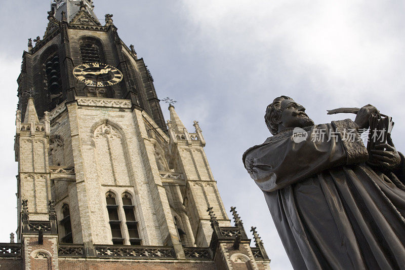 Nieuwe Kerk，前面有雨果·格老秀斯的雕像
